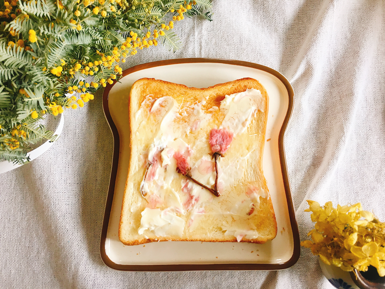 桜の塩漬けで春モードのデコトースト！蜂蜜&チーズもプラスで簡単おいしく